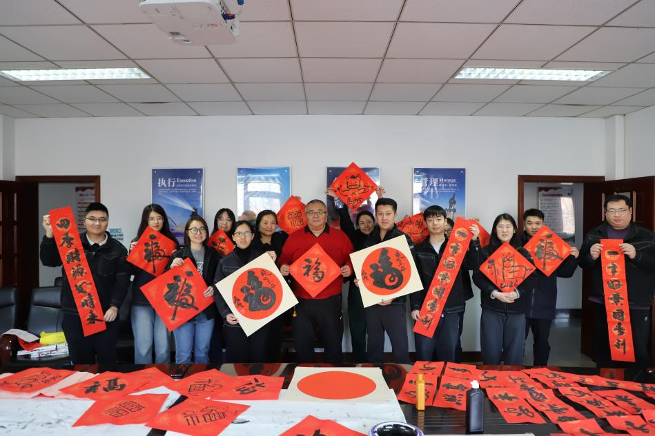 筆墨傳情暖人心 萬(wàn)福迎春?jiǎn)⑿鲁獭獫?jì)南城投集團(tuán)開(kāi)展“送萬(wàn)福、進(jìn)萬(wàn)家”文化藝術(shù)主題活動(dòng)